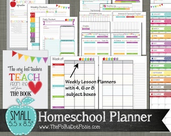 Könnte beinhalten: Ein druckbarer Homeschool-Planer mit bunten Akzenten. Der Planer enthält ein wöchentliches Docket, ein tägliches Docket, Unterrichtsplaner und einen Kalender. Der Text "The very best teachers teach from the book" ist auf dem Cover abgebildet.