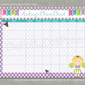 Op de afbeelding: Een paars-wit geblokte takenkaart met een turquoise rand. De kaart heeft een ruimte voor elke dag van de week en een ruimte voor taken. De kaart heeft de tekst "Audrey's Chore Chart" bovenaan. De kaart heeft een cheerleader-meisje afbeelding onderaan.
