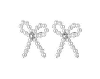 Pendientes de plata de ley con circonitas y pequeños lazos: delicados pendientes, joyas minimalistas, un regalo para ella.