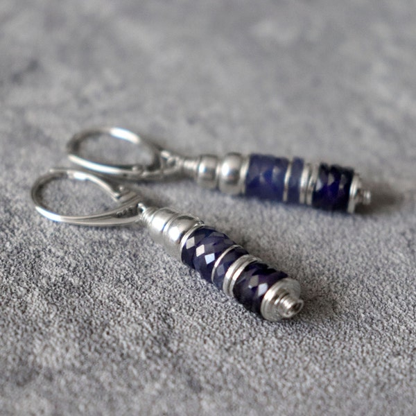 Boucles d'oreilles levier saphir, cadeau de pierre de naissance de septembre, boucles d'oreilles pendantes style bohème bleu foncé, boucles d'oreilles modernes en argent sterling saphir