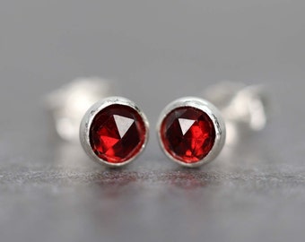 Boucles d’oreilles Garnet Stud, Boucles d’oreilles rouge profond, Cadeau de pierre de naissance de janvier, Boucles d’oreilles grenat rouge, Clous d’oreilles Almandine Garnet, Cadeau de Noël pour elle