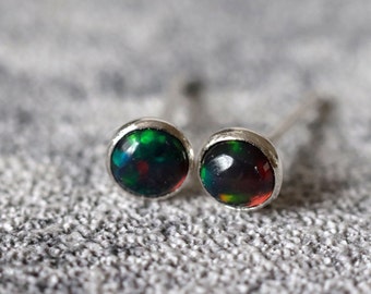 Clous d'oreilles en opale noire, clous d'oreilles en opale noire d'Éthiopie de qualité AAA, pierre de naissance d'octobre, bijoux rares en opale noire naturelle Welo