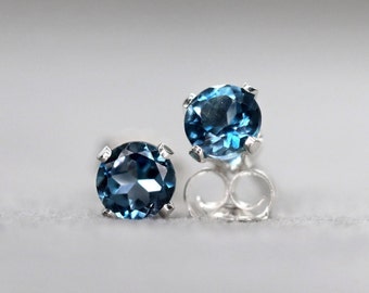 Puces d'oreilles topaze bleue de Londres, puces d'oreilles avec pierres de naissance de novembre/décembre, puces d'oreilles bleues délicates, puces d'oreilles en argent sterling ou en or