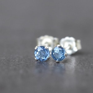 Kornblumen Saphir Ohrstecker, Sterlingsilber Hellblauer Saphir Ohrstecker, September Birthstone Geschenk, Edelstein Ohrringe