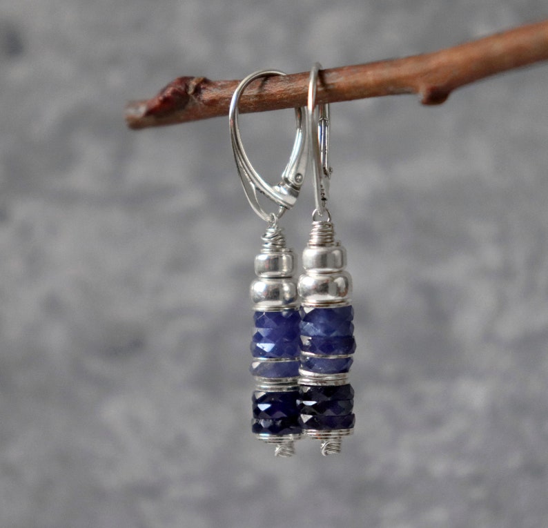 Boucles d'oreilles levier saphir, cadeau de pierre de naissance de septembre, boucles d'oreilles pendantes style bohème bleu foncé, boucles d'oreilles modernes en argent sterling saphir image 2