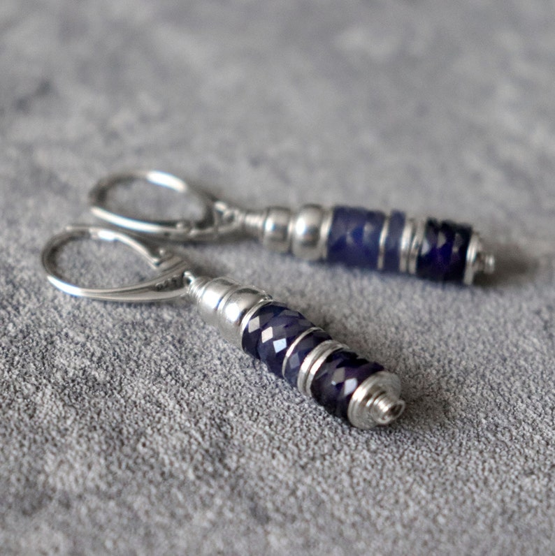 Boucles d'oreilles levier saphir, cadeau de pierre de naissance de septembre, boucles d'oreilles pendantes style bohème bleu foncé, boucles d'oreilles modernes en argent sterling saphir image 1