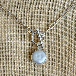 Ras de cou en argent sterling avec perles d'eau douce, collier à fermoir bascule