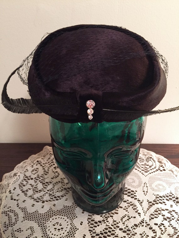 Vintage Velvet Cocktail Hat w/ Feather and Veil - image 1