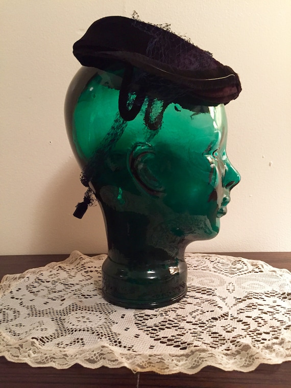 Vintage Velvet Cocktail Hat w/ Feather and Veil - image 5