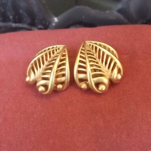Oscar da la Renta Gold Tone Beautiful Leave Design Signed Earring Set