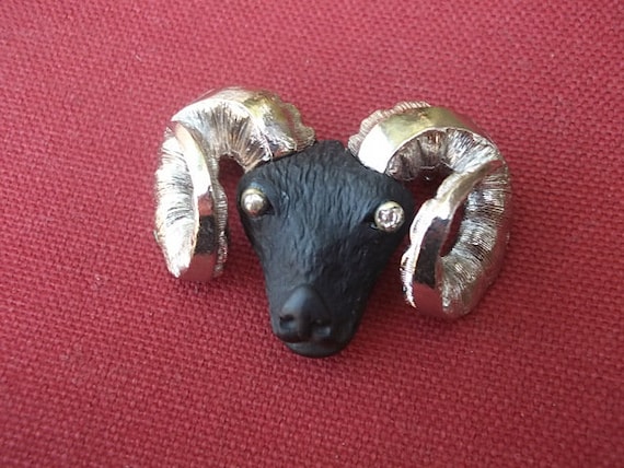 Ram Brooch Unsigned Black with Silver Tone Horns … - image 1