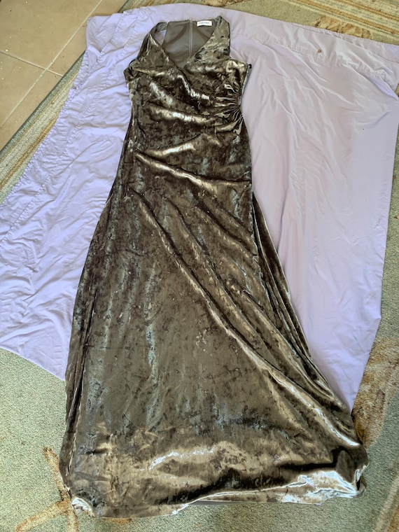 the dress in gold and white Helen