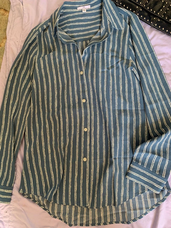 Halston Button Down Woman’s Medium Long Sleeve Fl… - image 2