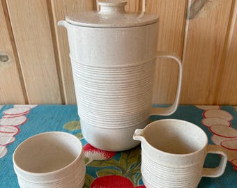 Set di brocche in melamina Rubbermaid Vintage: panna e zucchero a coste, articoli da campeggio maculati