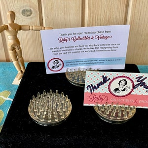 ヴィンテージプラスチックフラワーフロッグ、透明プラスチック、アレンジメント、写真、名刺、ガーデンギフト用の花を保持