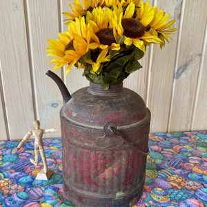 Vintage rode metalen gasfles: rustiek boerderijdecor, fotorekwisieten
