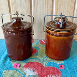Vintage brun glaserad keramikkruka med ballås - 13 cm bondgårdsburk