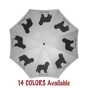 Peut inclure: Un parapluie blanc avec une silhouette noire d'un chien Bearded Collie répétée sur chaque panneau. Le texte "Bearded Collie" est écrit sur chaque panneau. Le parapluie a une poignée noire et une pointe argentée. Le texte "14 COLORS Available" est écrit en rouge en bas de l'image.