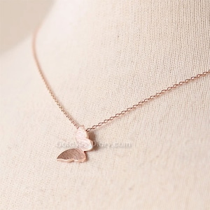 Collier papillon en or rose / Cadeau pour elle / Collier fait main / Charme papillon / Collier pendentif papillon