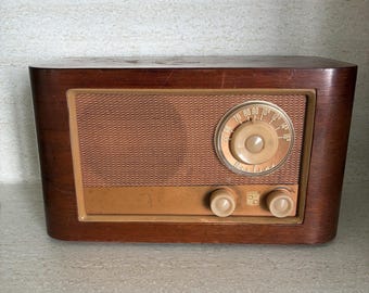 Wards Airline Tube AM Radio With Mahogany Plywood