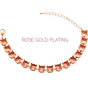 Puede incluir: Pulsera chapada en oro rosa con cadena y múltiples engastes para diamantes de imitación.