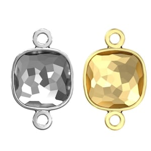 Puede incluir: Dos colgantes de forma cuadrada con un diseño facetado. Un colgante es plateado y el otro es dorado. Ambos colgantes tienen un bucle en la parte superior e inferior para sujetarlos a joyas.