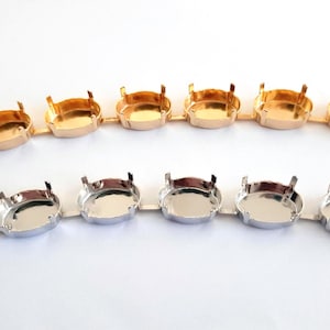 Puede incluir: Dos filas de cadenas de copas de bisel metálicas. La fila superior presenta biseles de color dorado, mientras que la fila inferior muestra biseles de color plateado. Ideales para la fabricación de joyas y proyectos de artesanía.