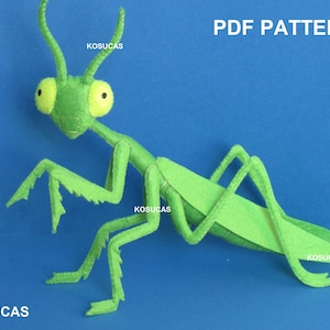 Puede incluir: Patrón PDF para coser un juguete de mantis religiosa de fieltro verde. El juguete tiene ojos grandes, redondos y amarillos y patas largas y segmentadas.