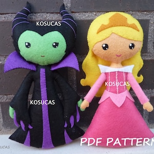 Puede incluir: Un patrón de muñeca de fieltro para hacer una muñeca Maléfica y una muñeca Aurora. La muñeca Maléfica es negra con detalles morados y piel verde. La muñeca Aurora es rosa con un cuello blanco y cabello amarillo. El patrón está etiquetado como "PDF PATTERN".