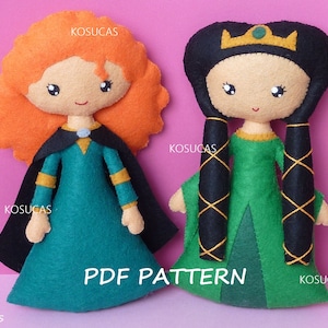 Op de afbeelding: Twee vilten poppen gekleed als prinsessen. De pop links heeft lang oranje haar en draagt een groene jurk met een zwarte cape. De pop rechts heeft lang zwart haar en draagt een groene jurk met een gouden kroon. De poppen staan op een roze achtergrond. PDF PATTERN.