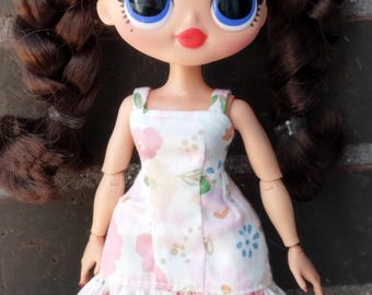Clothes for dolls with wide hips.
