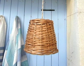 Ancien panier à dame jeanne, recyclé en lumière de suspension.