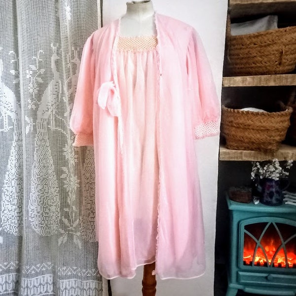 Ensemble négligé rose vintage des années 60, nuisette et robe de chambre, taille M/L