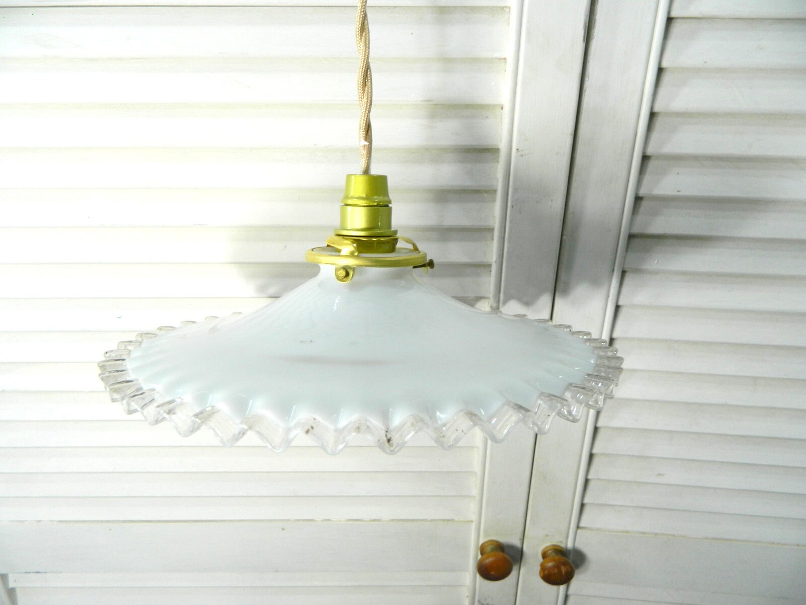 Suspension Art Déco en Verre Blanc Opaque.