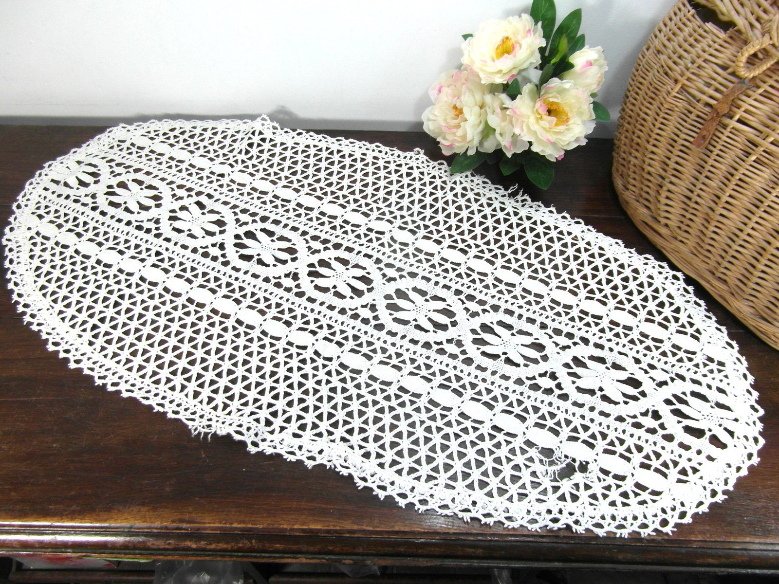 Un Très Joli Napperon en Coton Blanc et Dentelles, Fait A La Main.