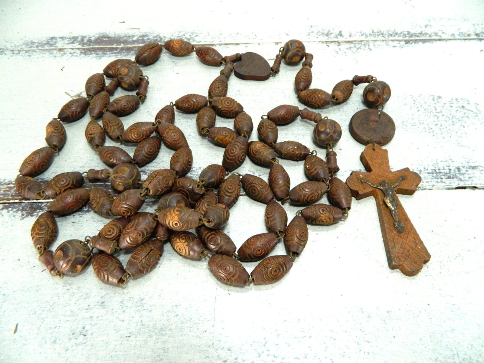 Très Long Pendentif Chapelet en Bois, Collier Croix de Pèlerins.