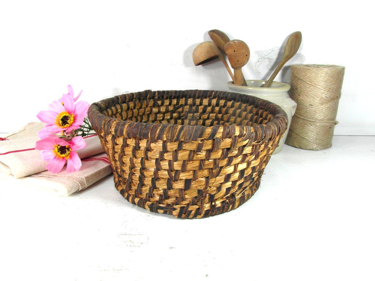 Une Jolie Panière à Fruits en Paille Tressée, Faite Main, Vintage.