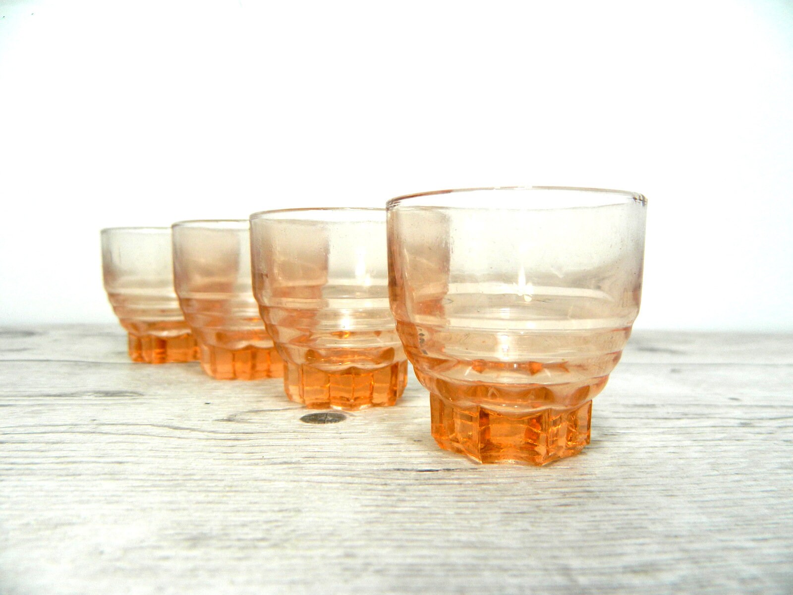 4 Petits Verres à Liqueur Roses.