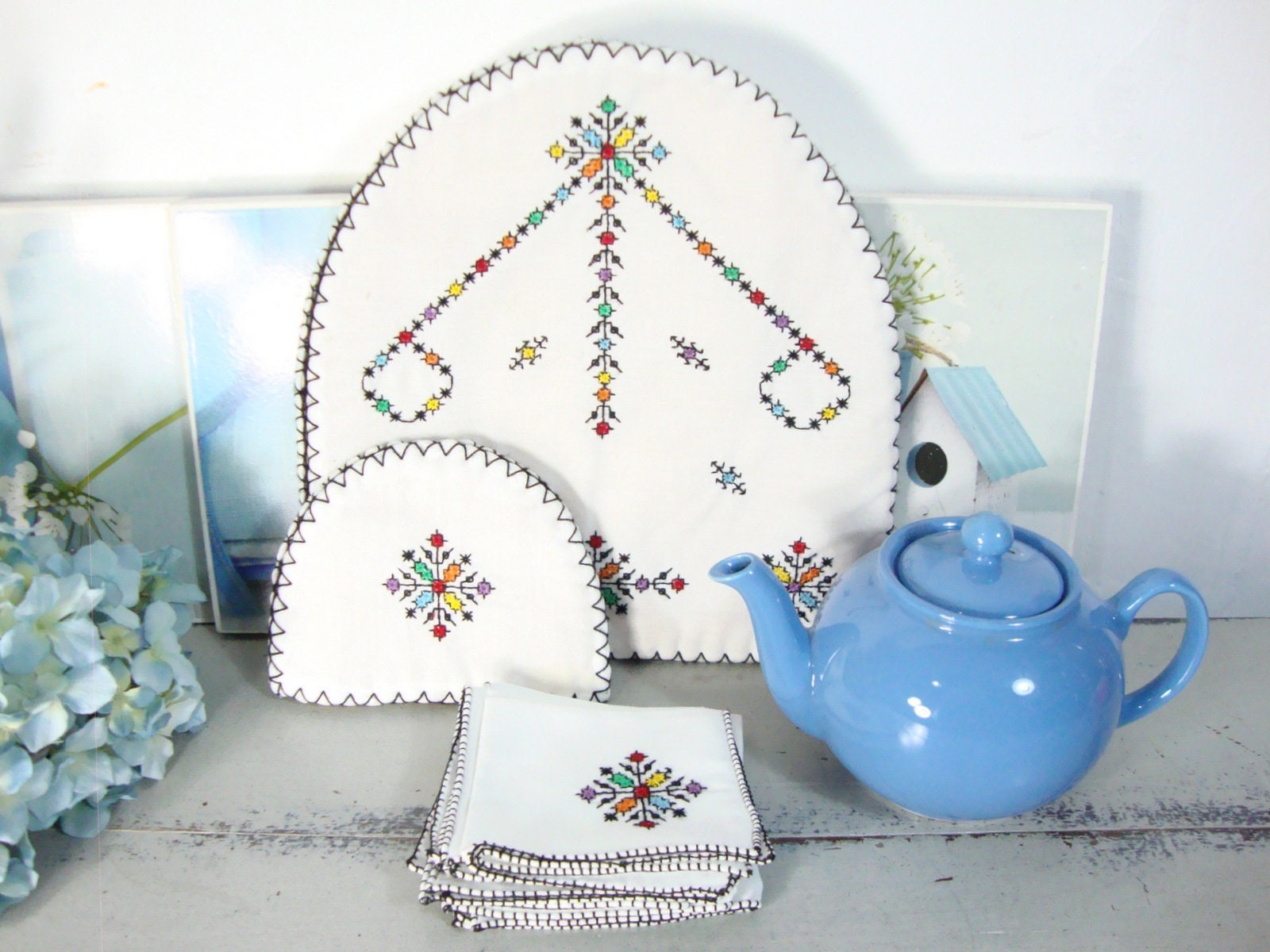 Couvre-Théière, Couvre Crémier, 6 Serviettes.