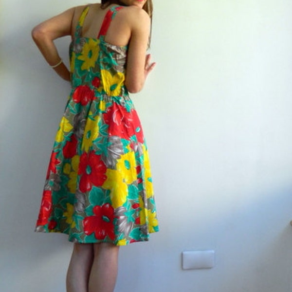 50s style summer dress, floral dress. Size medium.