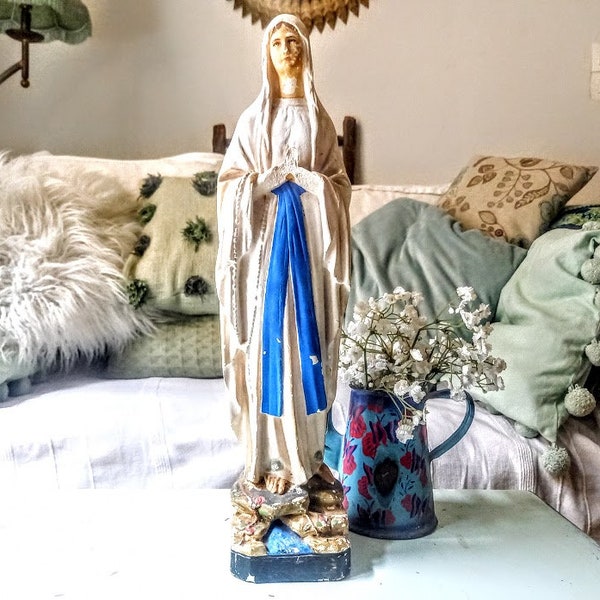 Grande statuette de la Vierge Marie, en plâtre, 40 cm de haut.