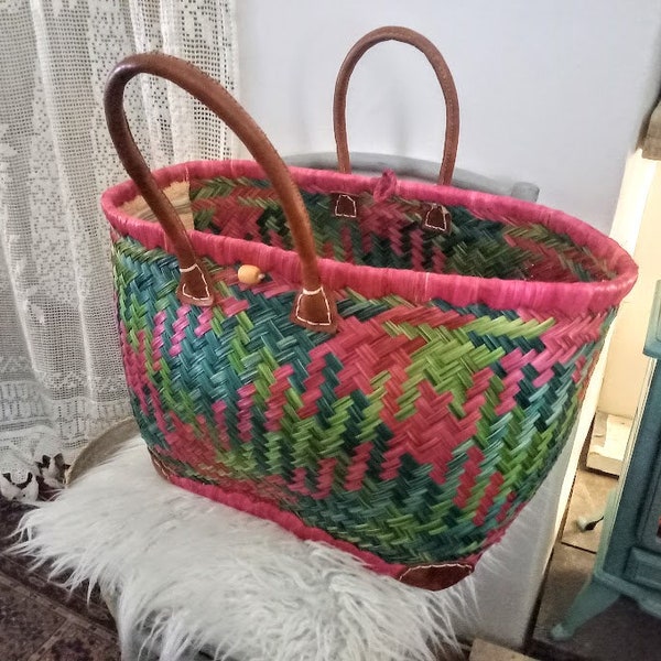 Grand panier de marché tressé en paille, poignées en faux cuir. vintage.