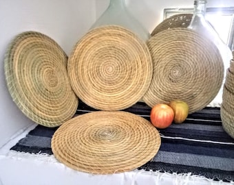 Set of 4 round straw basket placemats, wall hanging basket