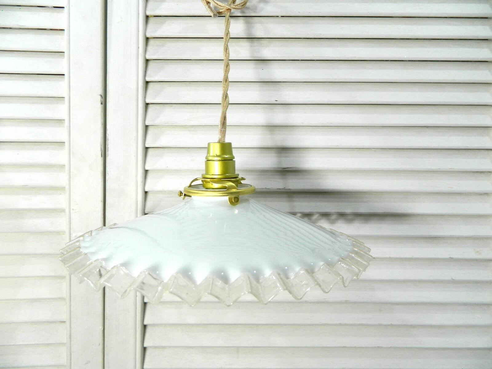 Suspension Art Déco en Verre Blanc Opaque.