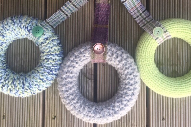 new home gift birthday gift bedroom decor chunky yarn Knitted wreath with tweed and button