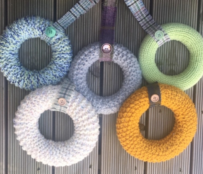new home gift birthday gift bedroom decor chunky yarn Knitted wreath with tweed and button