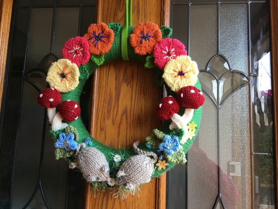 Tricoté, couronne avec des fleurs et des souris, couronne de porte ... Tricoté, couronne avec des fleurs et des souris, couronne de porte ...