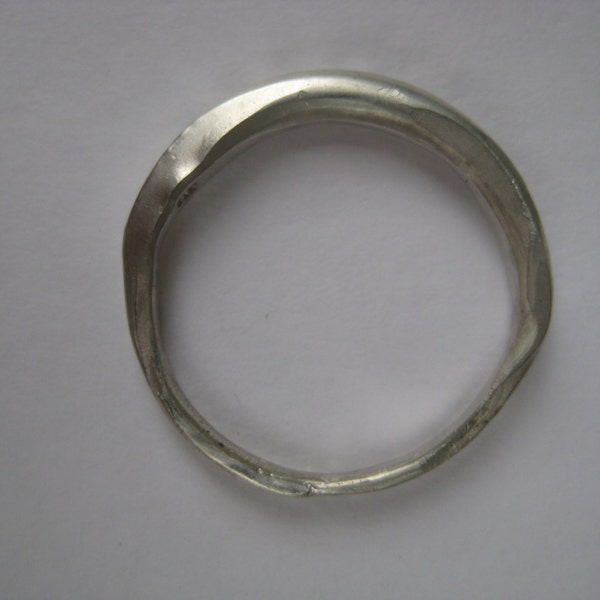 Geschmiedeter Ring aus recyceltem Silber