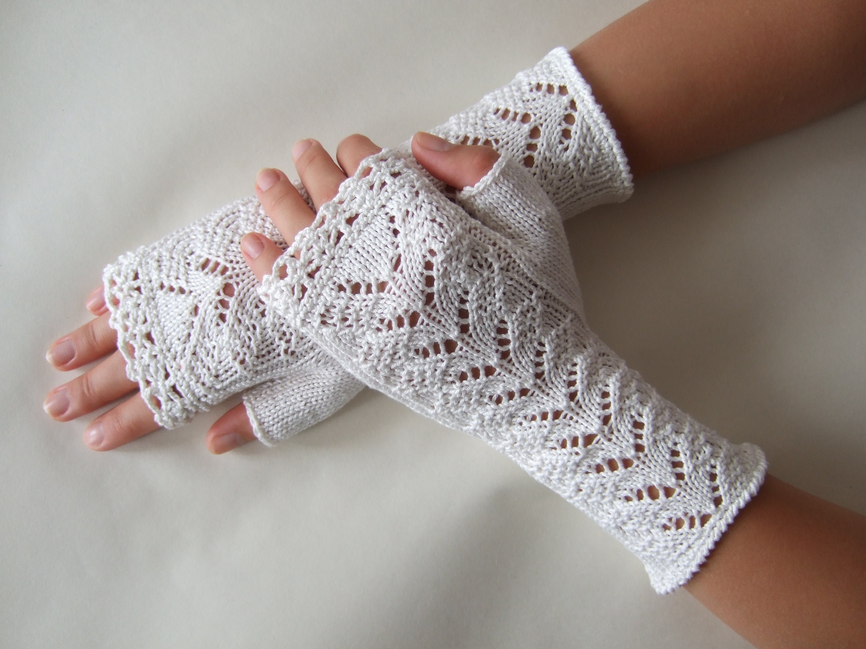 Suitable for VEGANS. Knitted of 100% COTTON. off WHITE