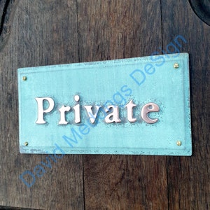 Placa de aviso particular em Garamond de 1&quot;/25 mm de altura em chapa de cobre martelado ou patinado com fixações hgs